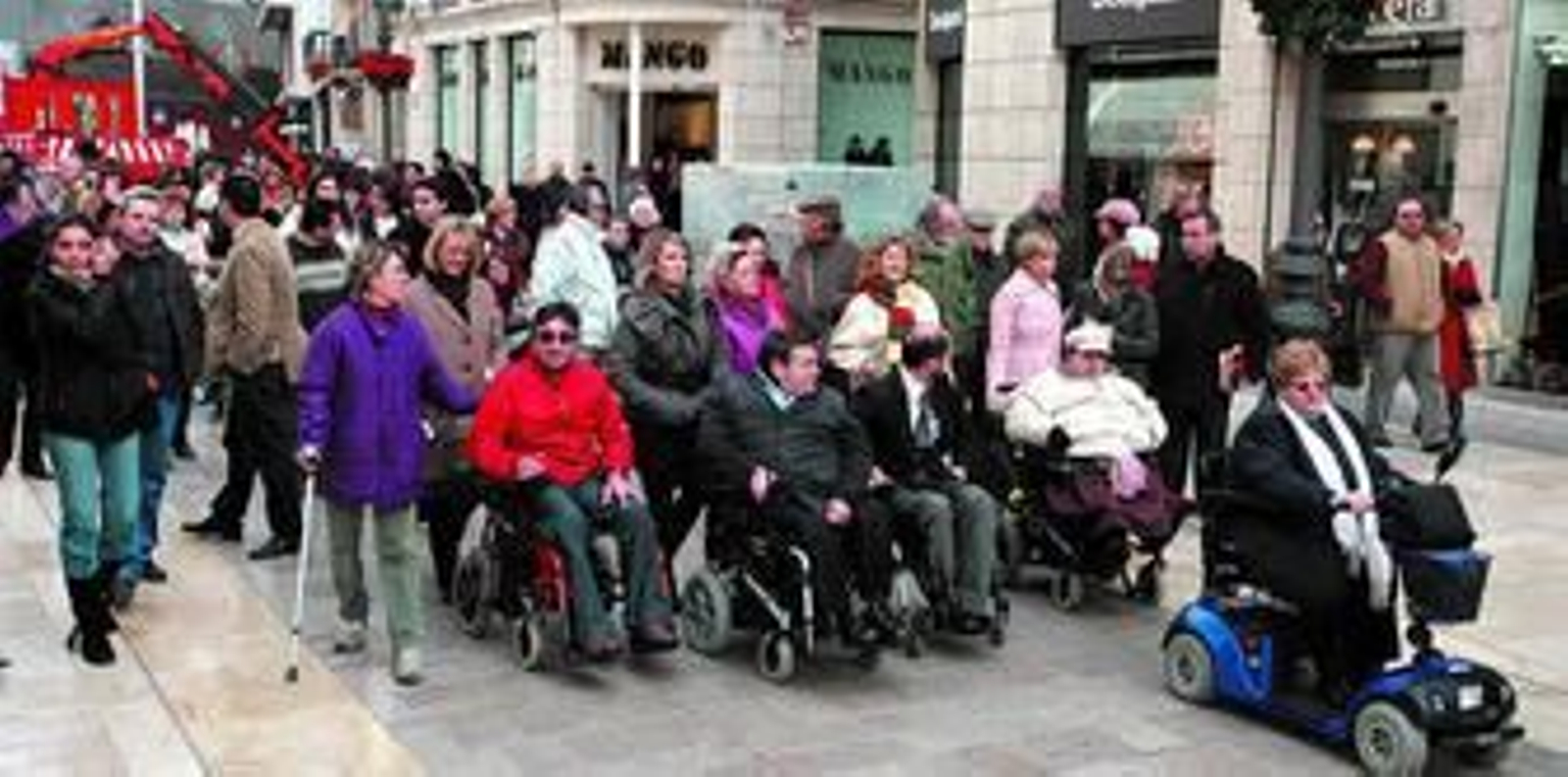 El concejal Raúl López junto a los dos centenares de participantes en la marcha, ayer, en la calle Larios.
