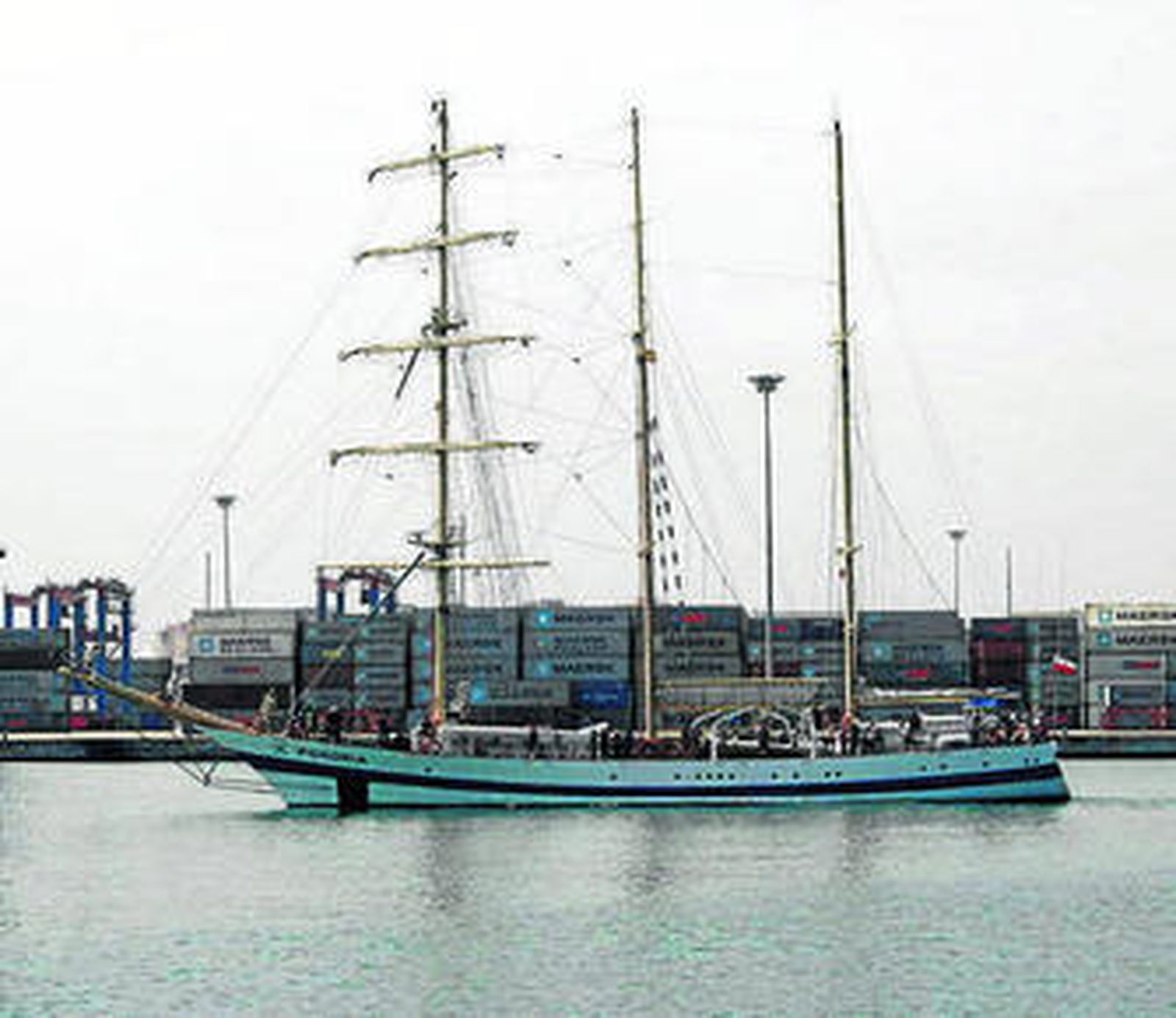 El 'Pogoria' sale del puerto de Málaga.