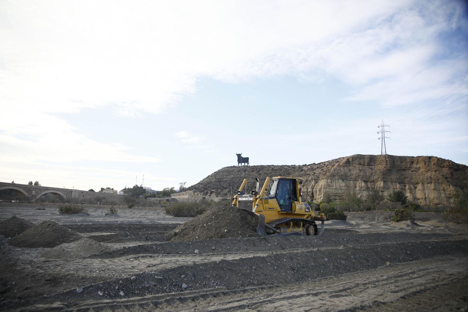Las imágenes de la visita las obras de restauración hidrogeomorfológica y de naturalización del cauce del río Andarax, en Rioja