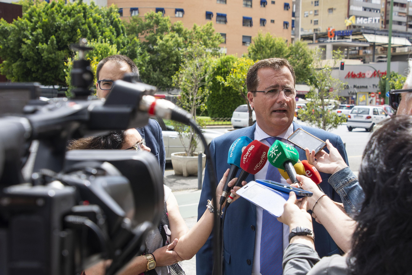 El delegado Cabrera en una rueda de prensa  en junio, junto a Santa Justa.