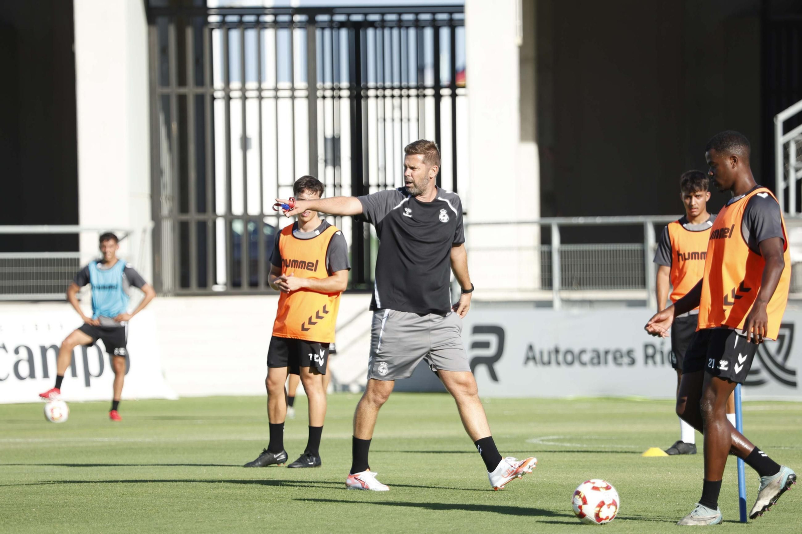 David Sánchez da instrucciones a sus jugadores durante un entrenamiento.
