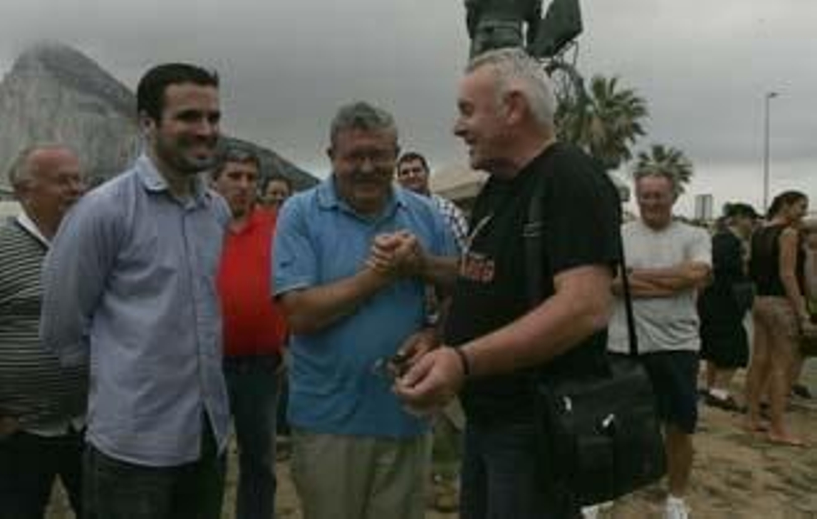 Alberto Garzón, Antonio Romero y Cayo Lara, frente a Gibraltar.  Foto: Jose Manuel Quiñones