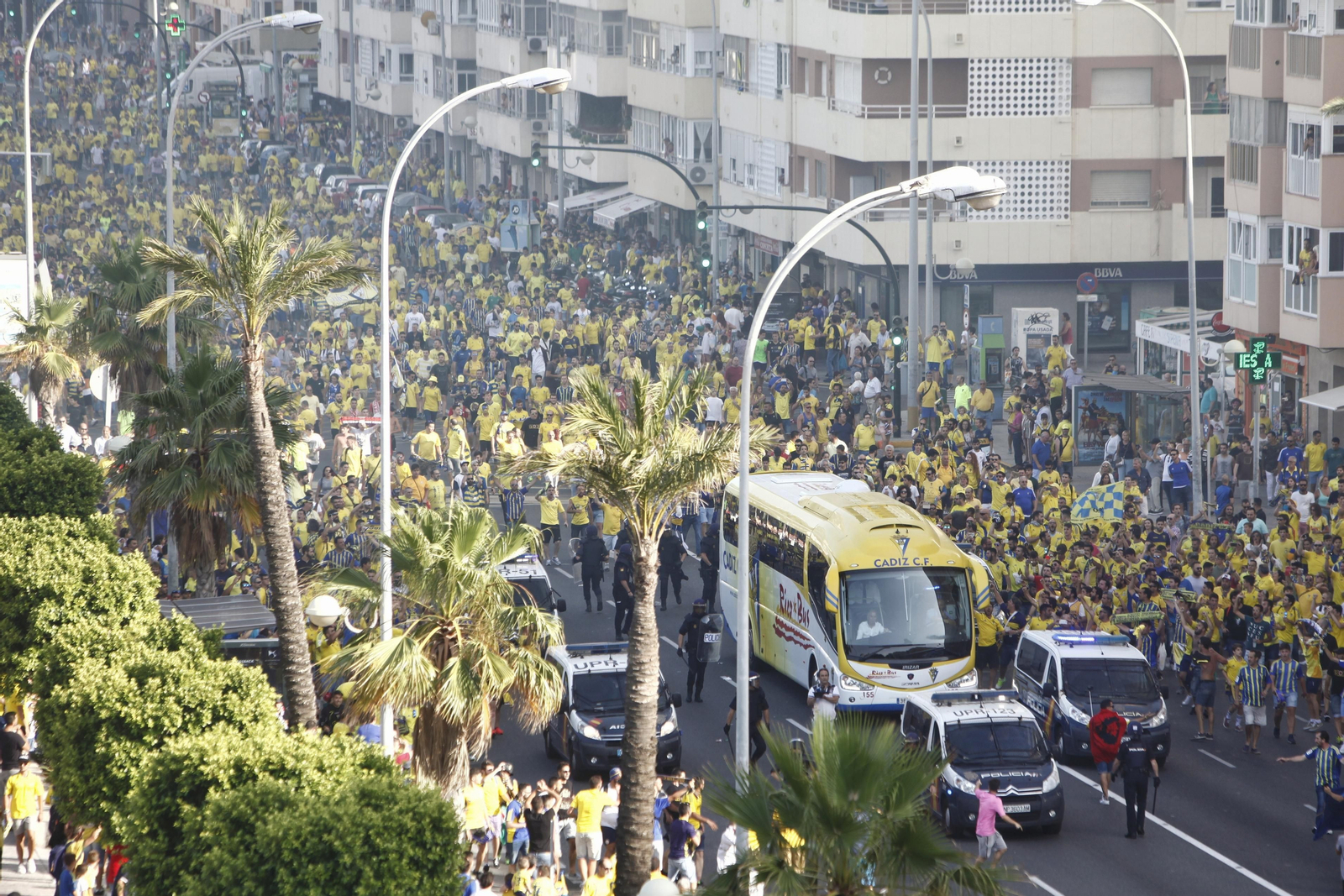 Espectacular recibimiento e incidentes con la Policía.