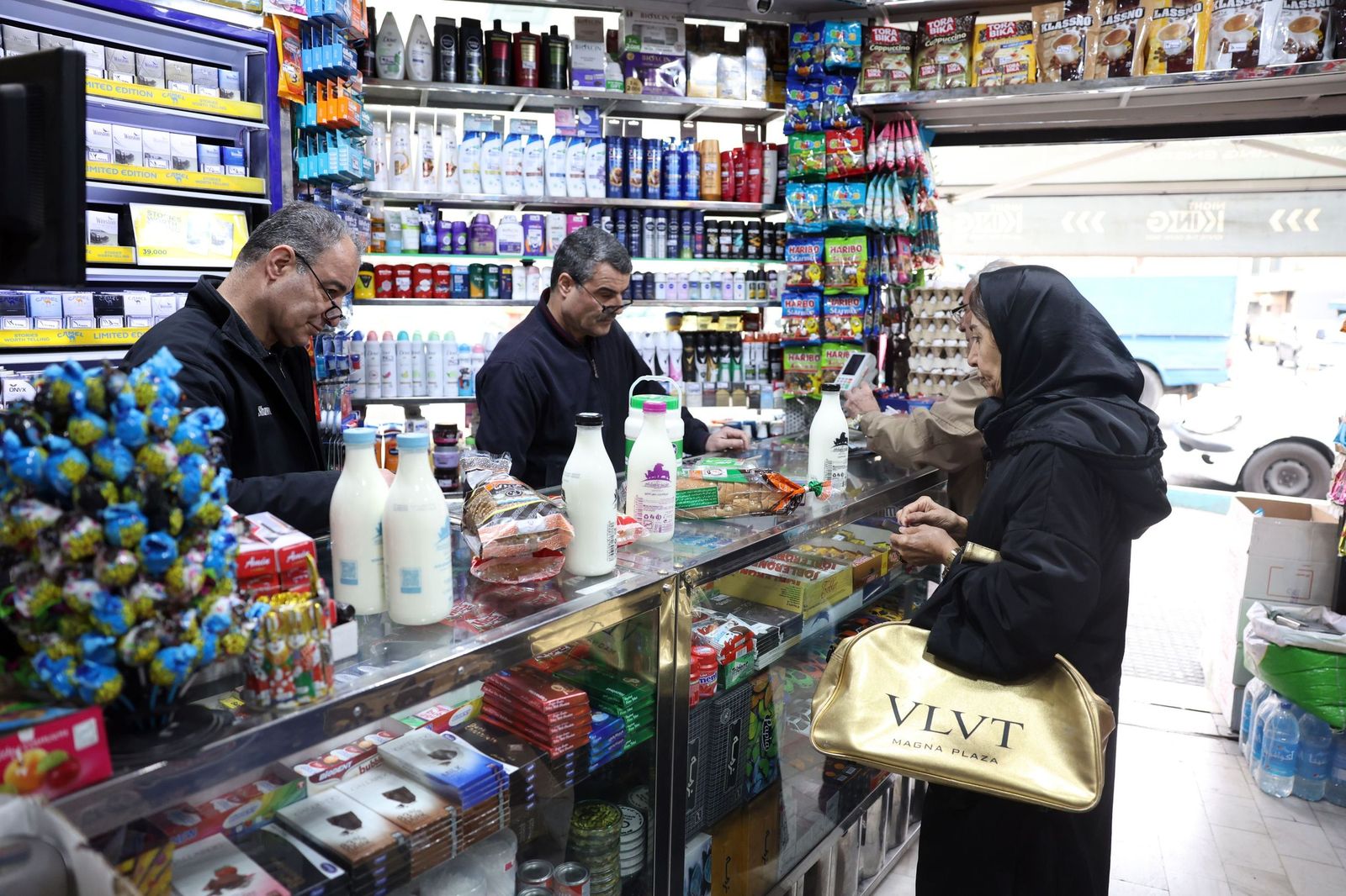 La vida sigue entre los habitantes de Teherán: compras, trabajos, pasear al perro...