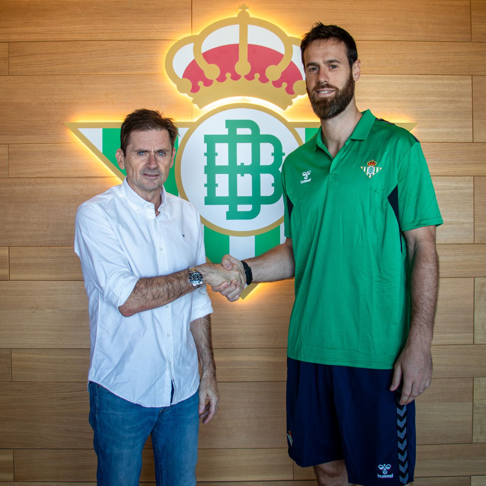 El director deportivo del Betis Baloncesto, Armando Guerrero, posa con Pablo Almazán.