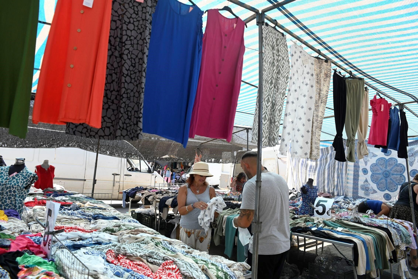 Un domingo de verano en el mercadillo de El Arenal de Córdoba
