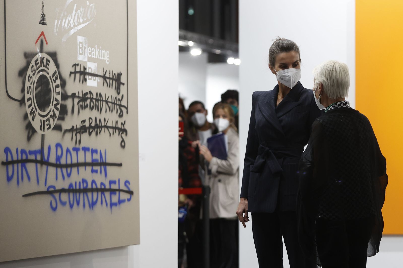 La reina Letizia conversa con la galerista lusa Cristina Guerra en ARCO.