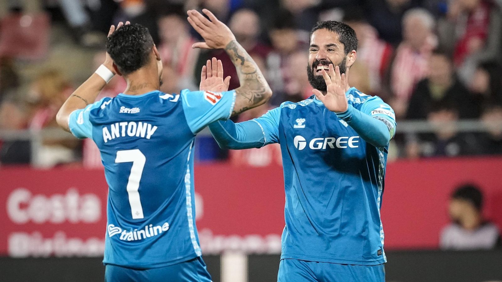 Isco y Antony festejan uno de los goles verdiblancos en Montilivi.