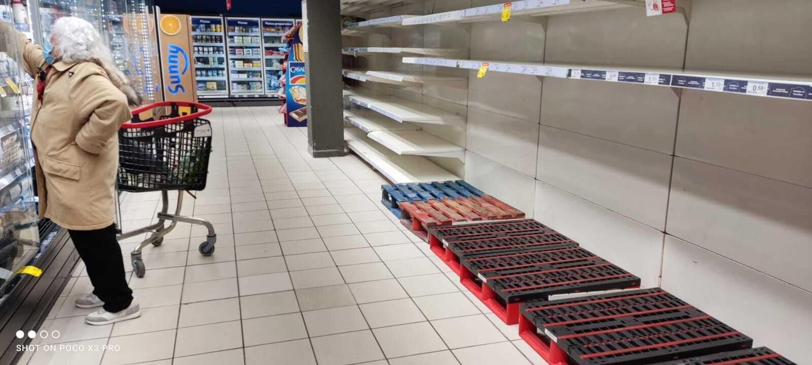 El espacio de un supermercado de la ciudad reservado para la leche, vacío El espacio de un supermercado de la ciudad reservado para la leche, vacío