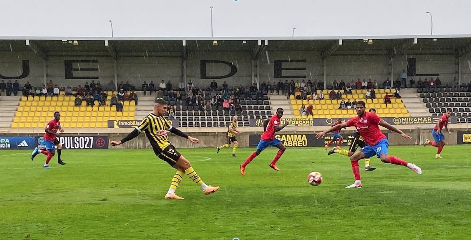 Un momento del San Roque-Estepona en el Ciudad de Lepe.