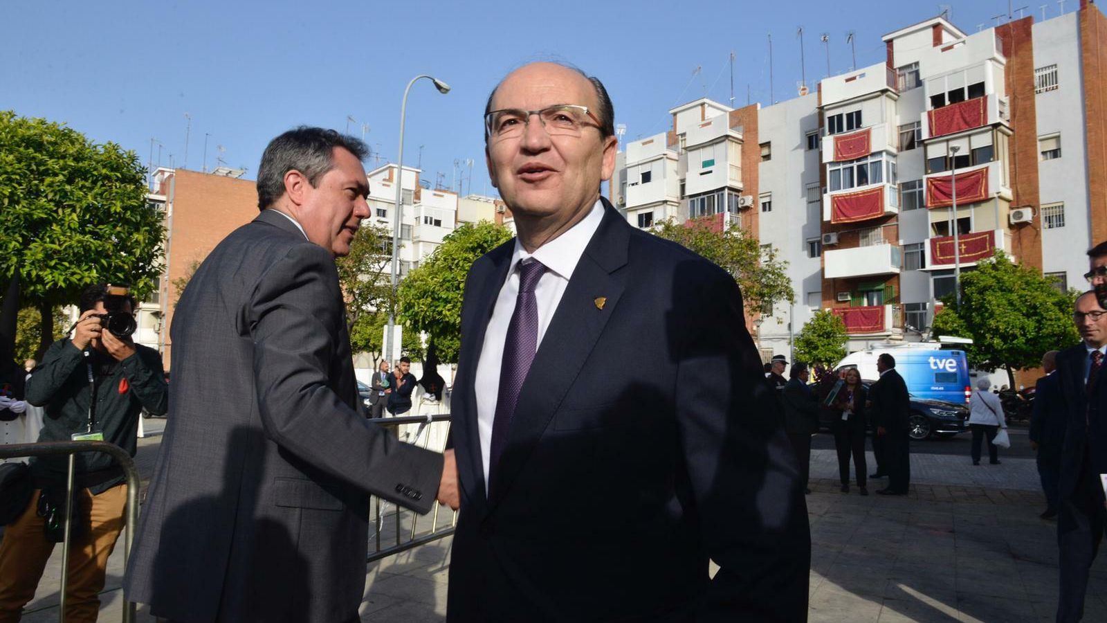 Juan Espadas saluda a José Castro, en el Polígono San Pablo.