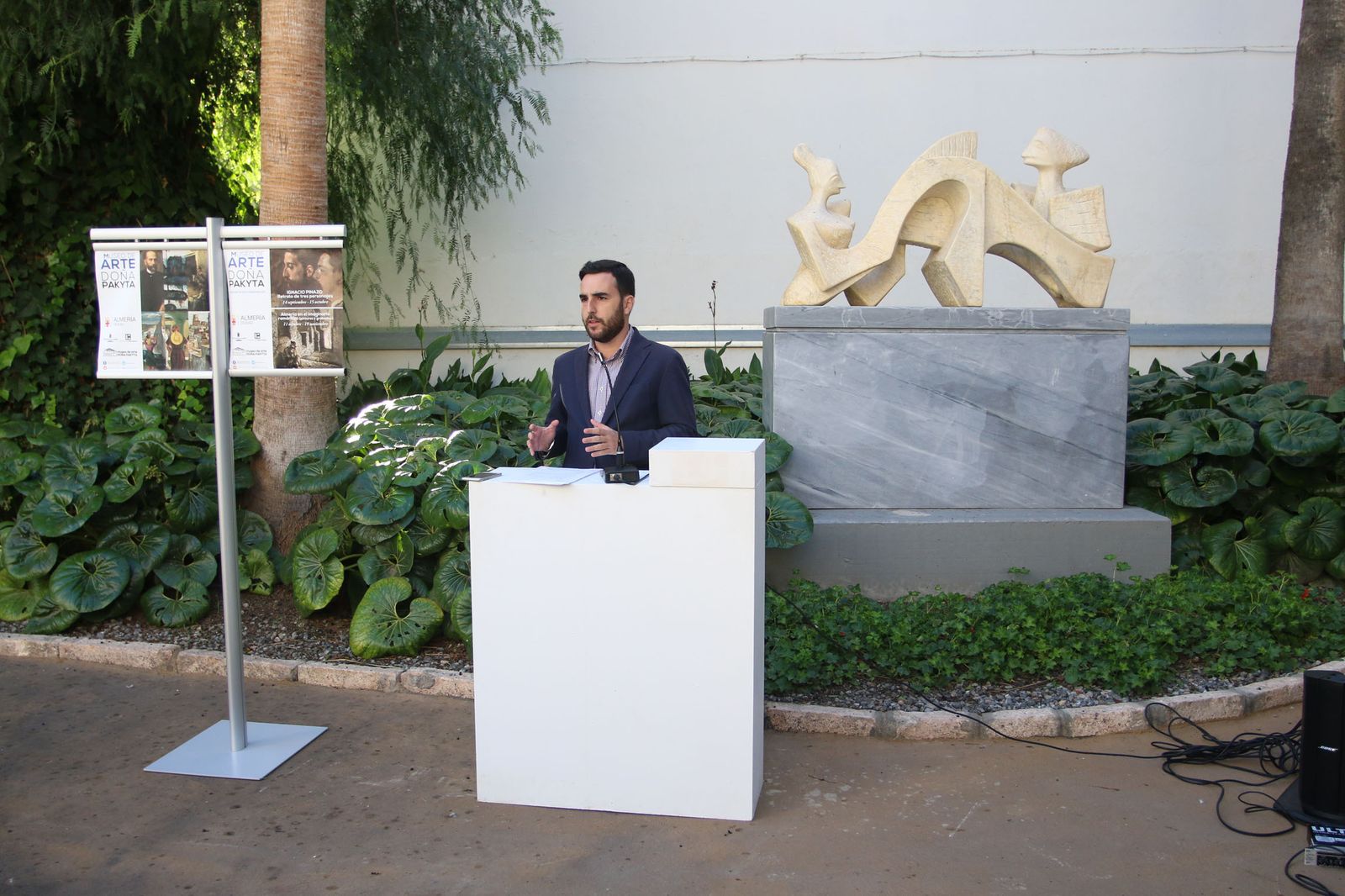 Carlos Sánchez, concejal de Cultura, junto a una de las obras donadas por Eduardo Cruz.
