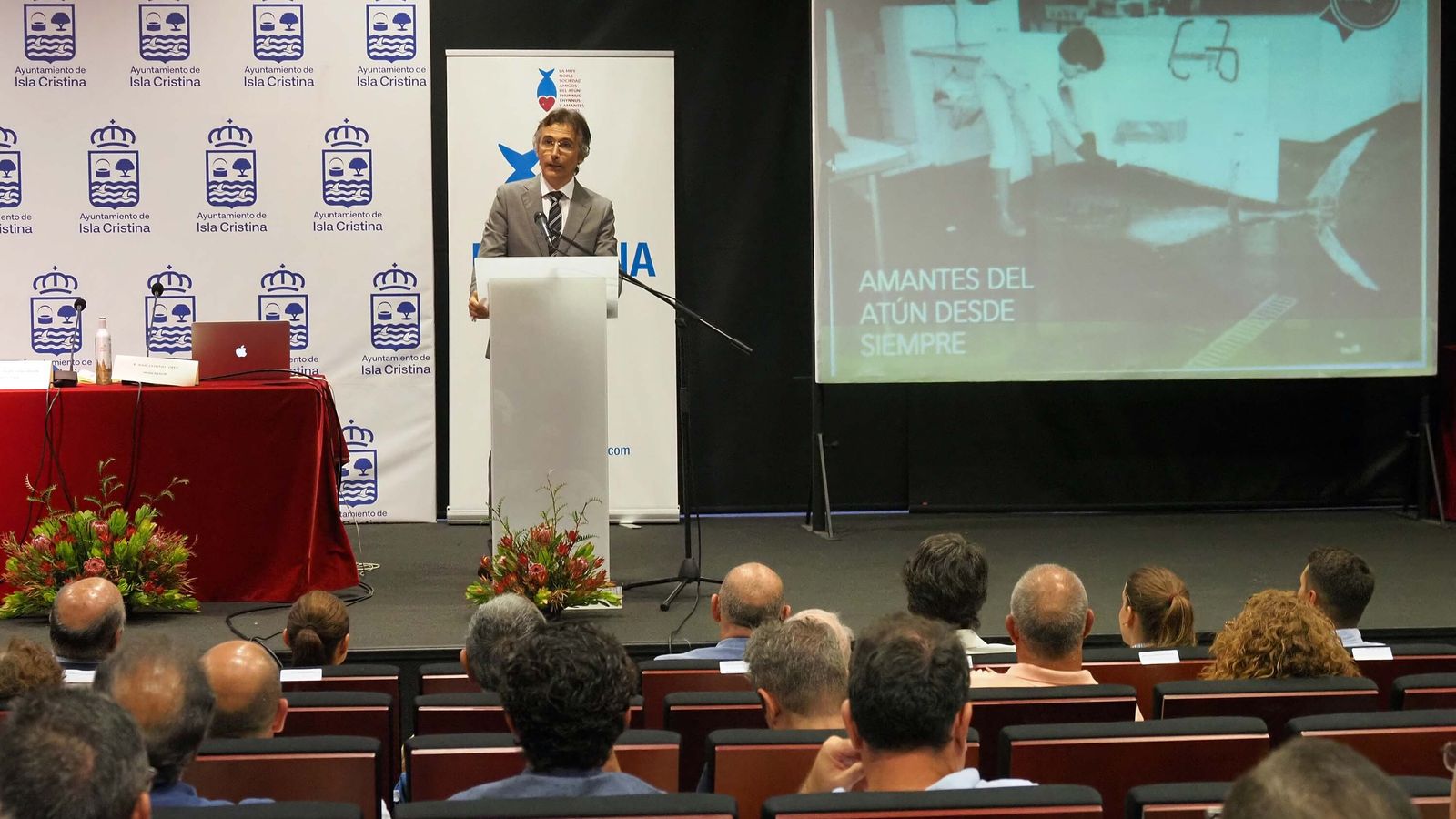 El pregón congregó a un numeroso público en el CIY Garum de Isla Cristina