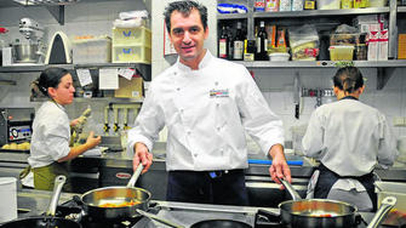 Julio Fernández en los fogones de su restaurante Abantal.