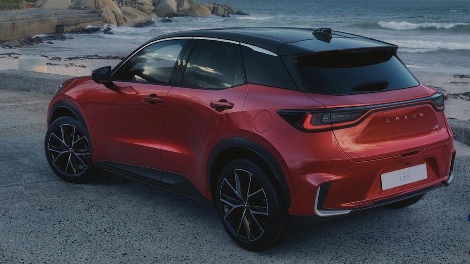 El LBX es un SUV compacto y exclusivamente híbrido que puede tener tracción en un eje o dos.