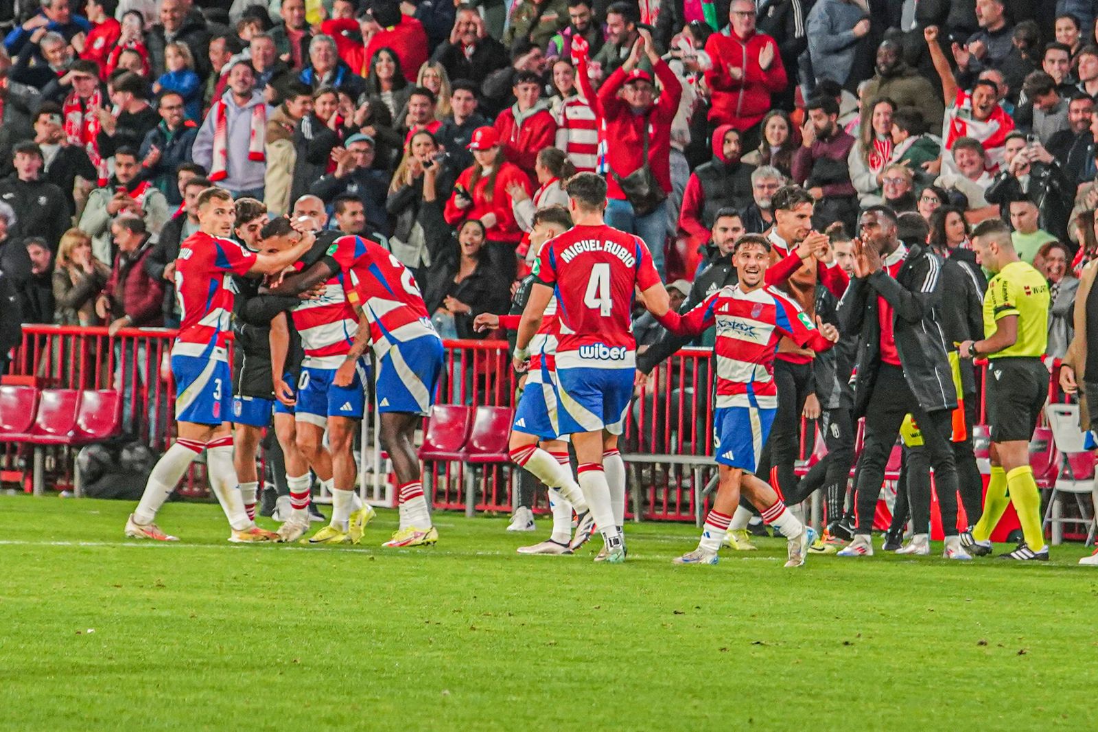Los jugadores del Granada celebran el tercer gol ante el Eldense