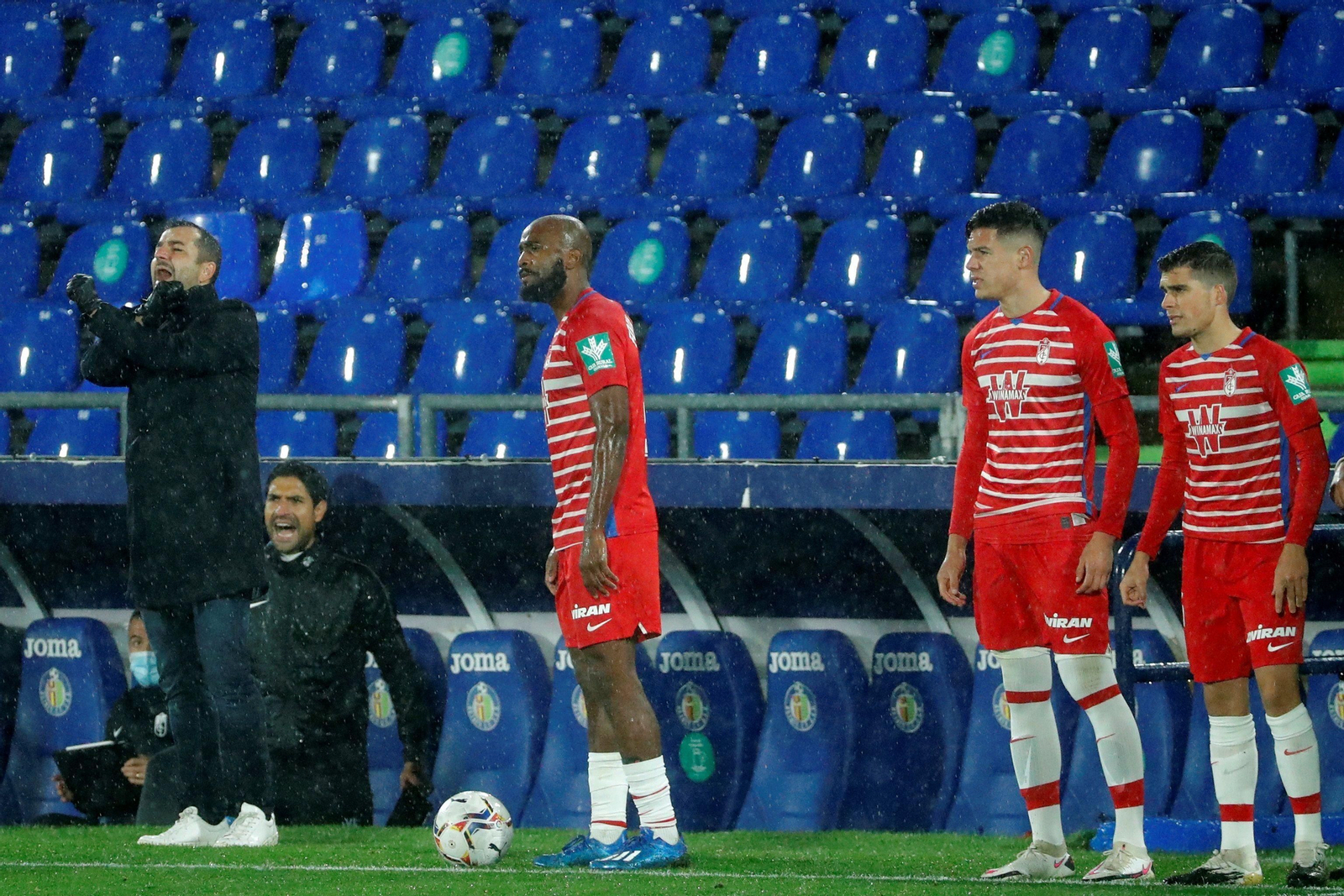 Diego Martínez pide cambio al árbitro antes de entrar Nehuén y Soro