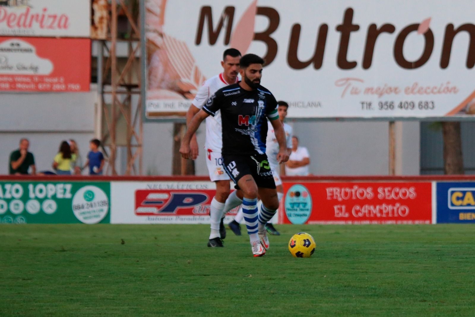 Kevin, durante el partido en Chiclana.