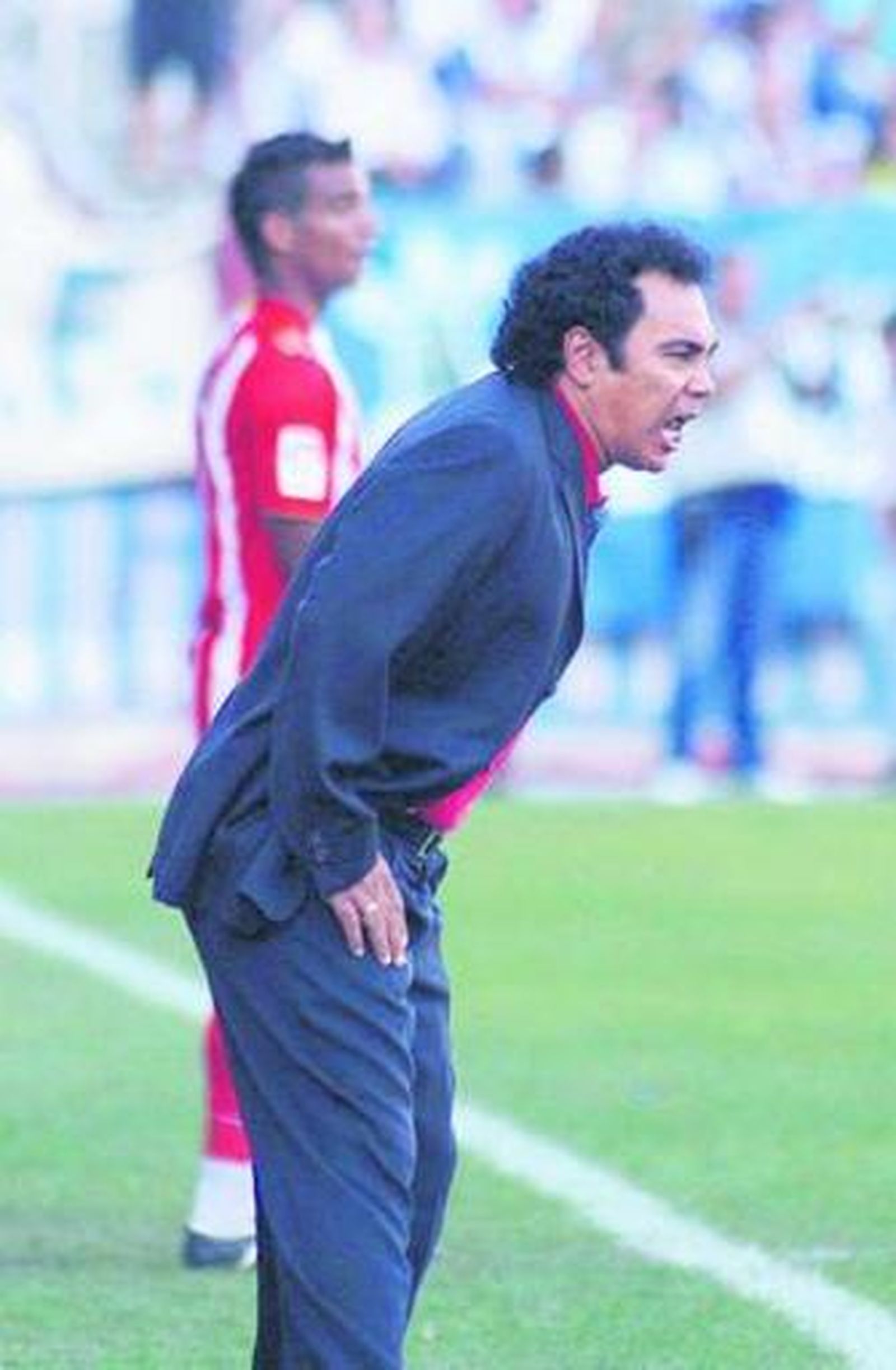 Hugo Sánchez da indicaciones con Michel en segundo plano.