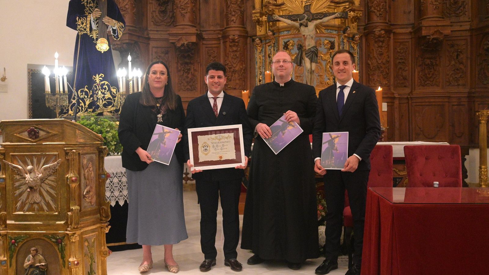 Pregonero con el alcalde, párroco y presidenta de Agrupación de Hermandades y Cofradías de Vera.