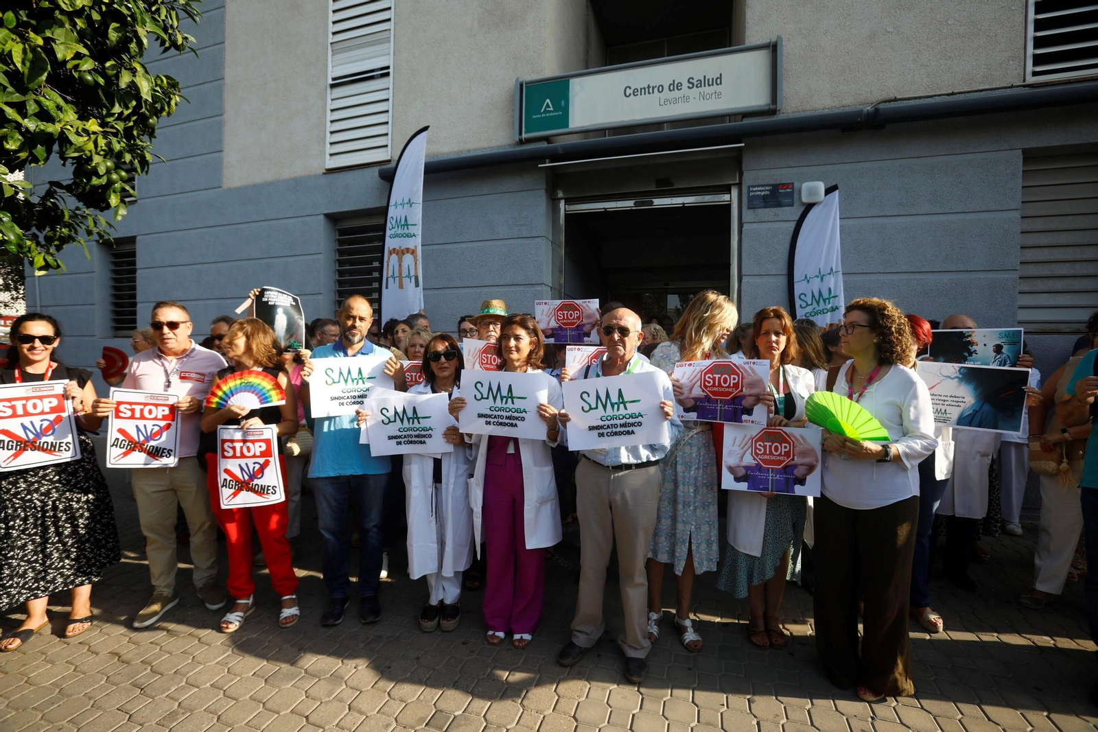 La concentración de los profesionales del centro de salud Levante-Norte de Córdoba, en imágenes
