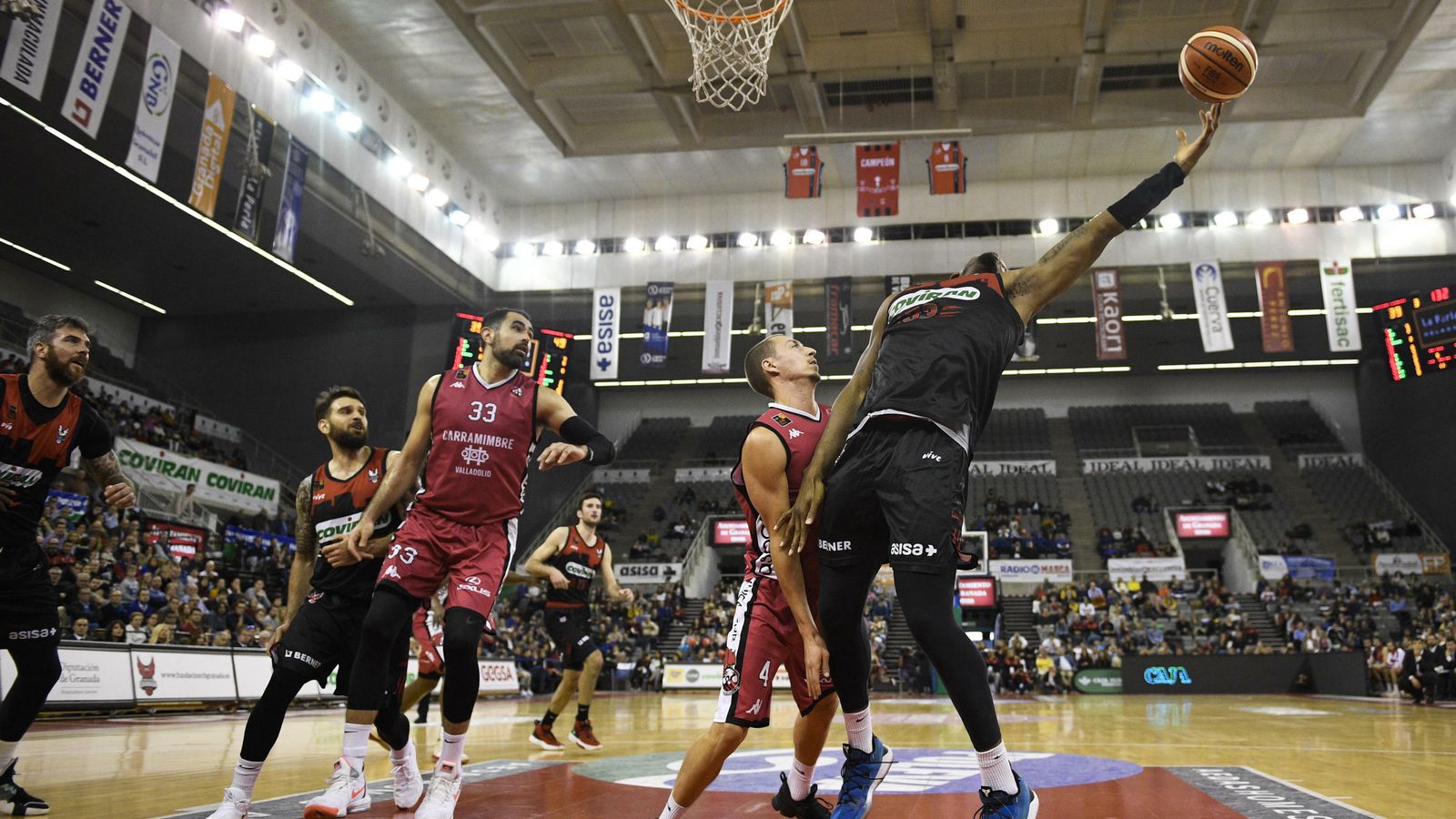 Watson captura uno de los nueve rebotes que sumó a su estadística.