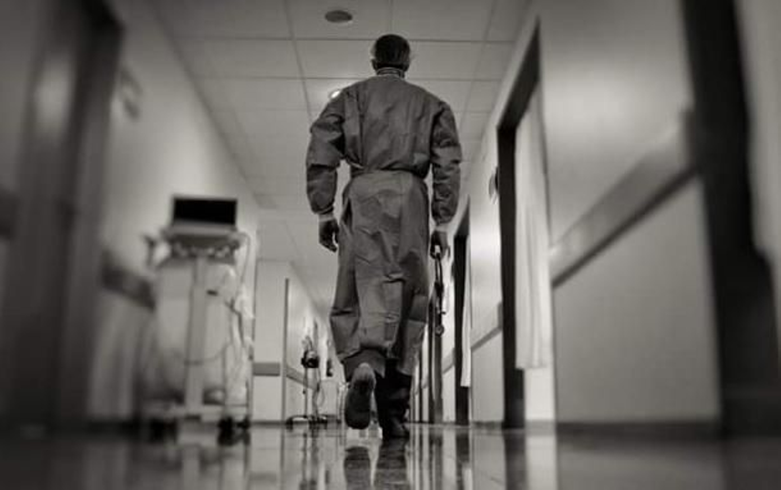 Un sanitario camina por uno de los pasillos del Reina Sofía.