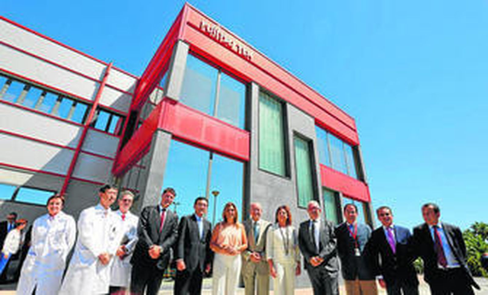 Cargos ejecutivos de la empresa y dirigentes malagueños y andaluces vistaron las instalaciones de la fabrica.