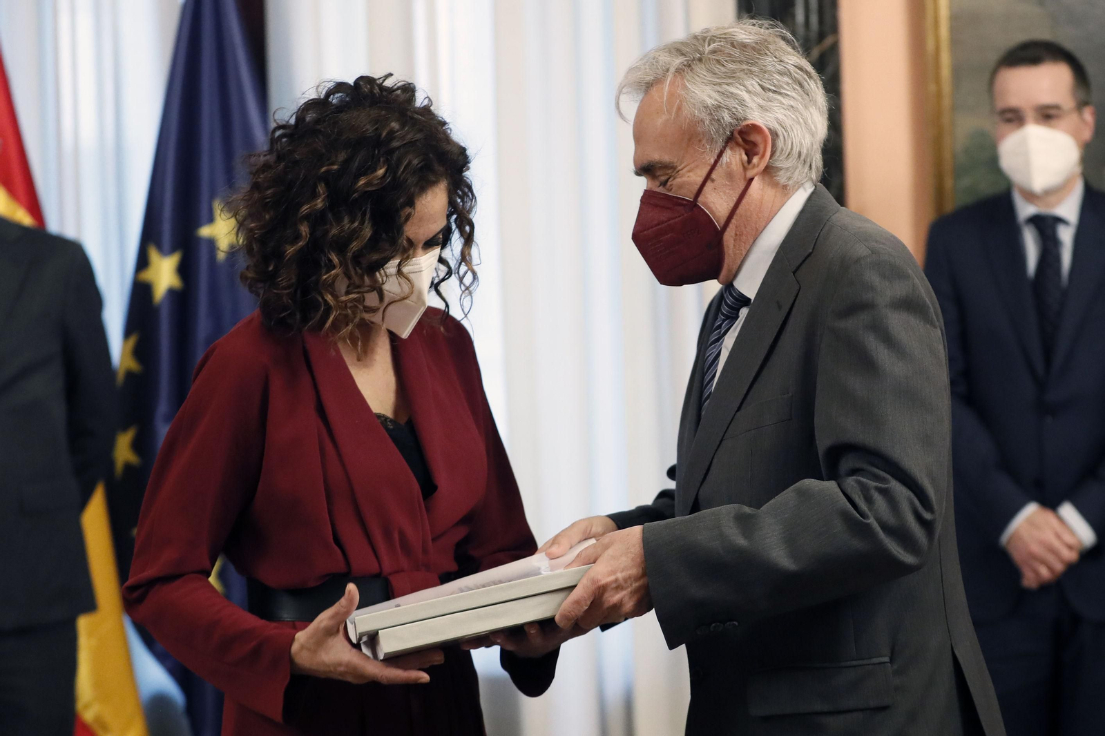 María Jesús Montero recibe el Libro Blanco de la Reforma del Sistema Tributario.