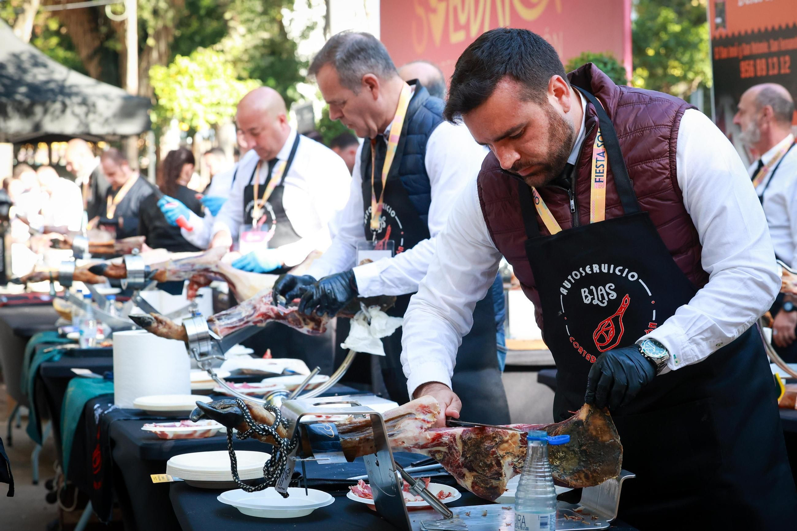 Las imágenes de la Feria Solidaria de Cortadores de Jamón en San Fernando