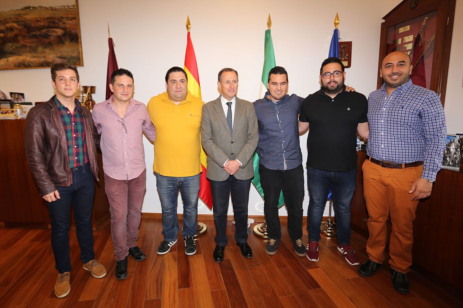 Ediles con los integrantes del grupo musical, ayer en Alcaldía.