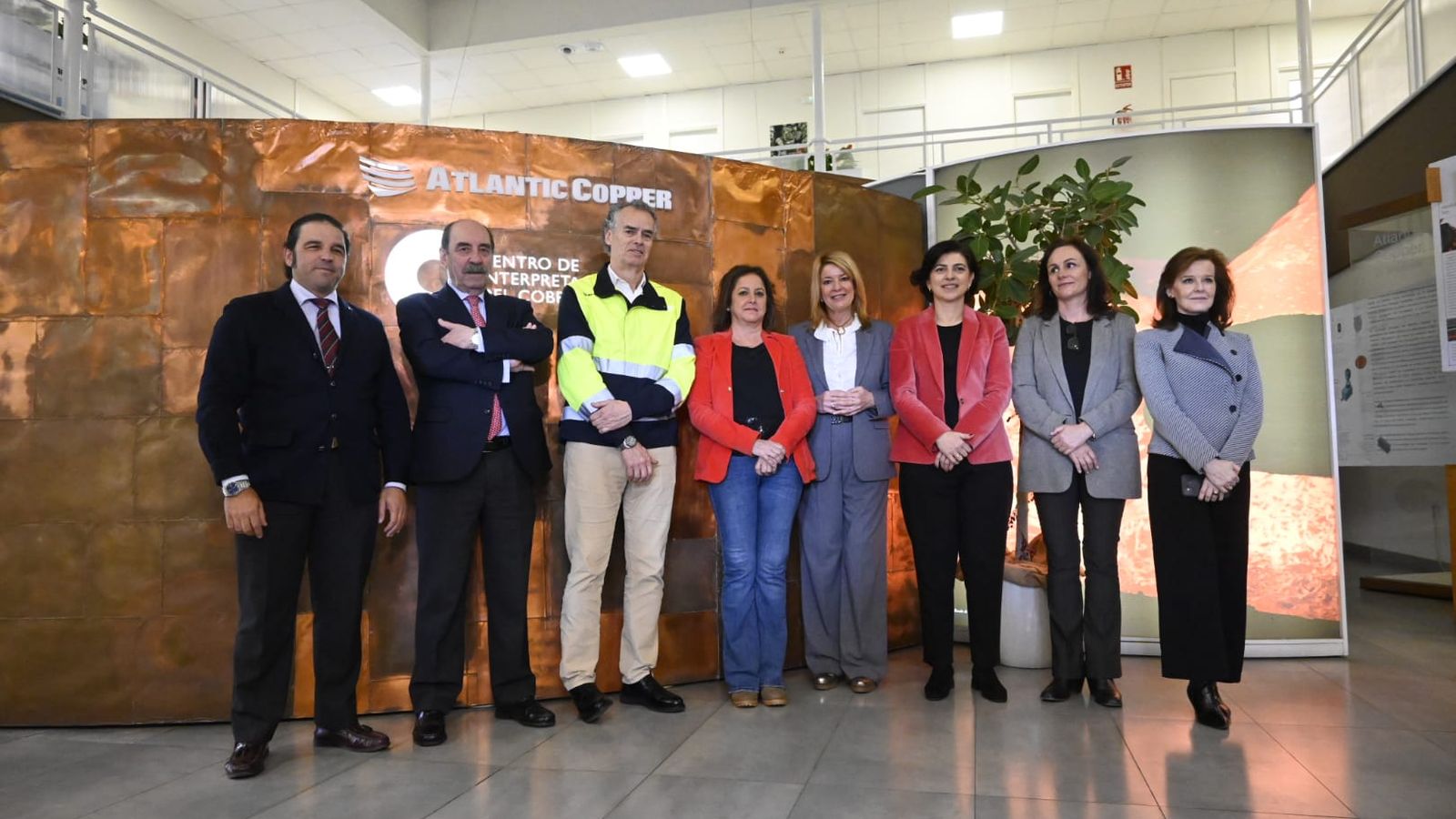 Foto de familia previa a la visita de la consejera Catalina García a las instalaciones de Atlantic Copper.