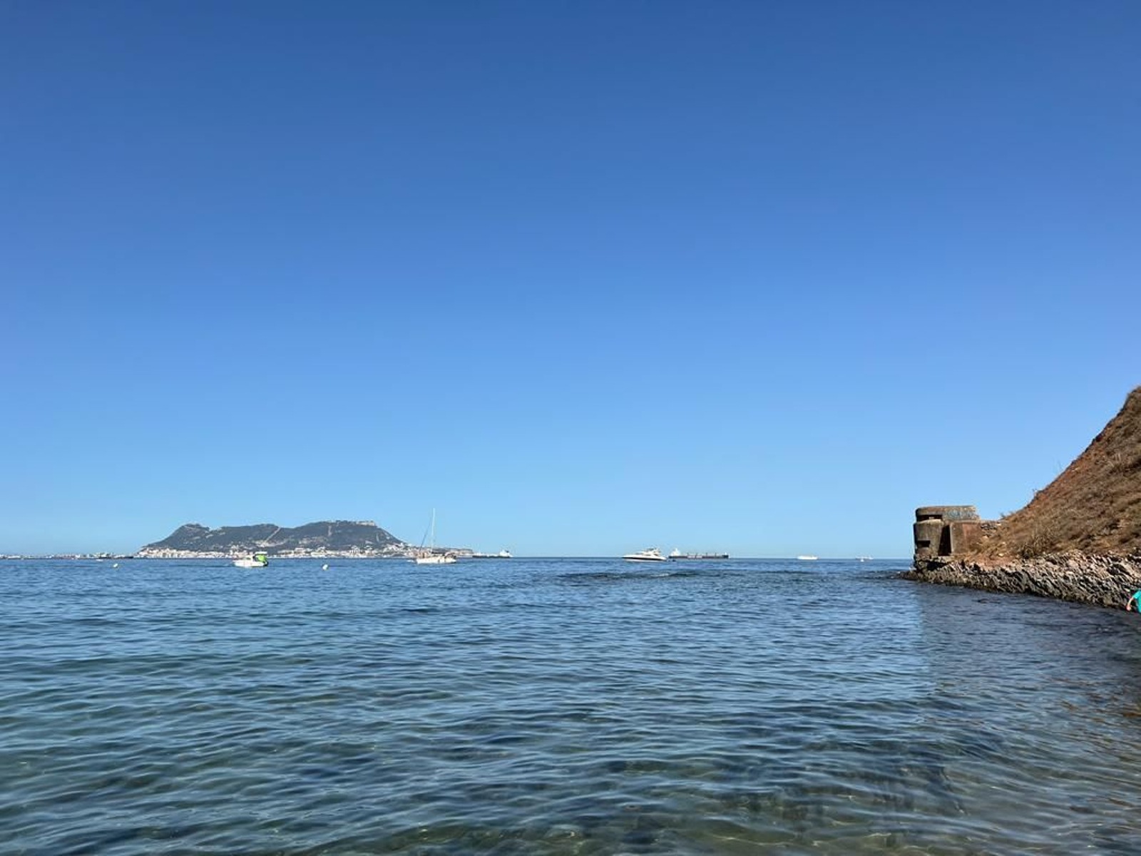 Playa de Getares con el Peñón de Gibraltar al fondo.