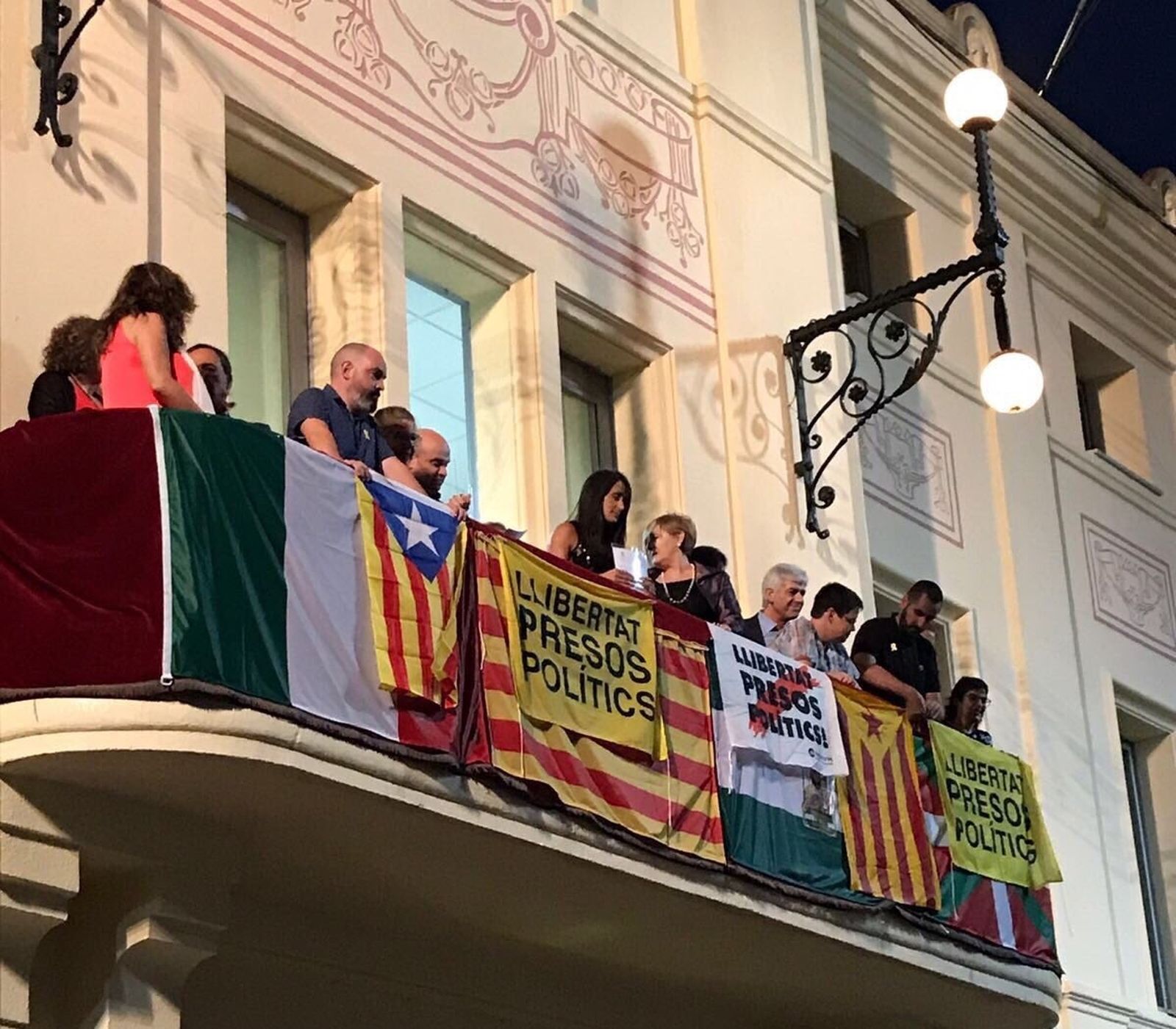 La alcaldesa de Cañete la Real rodeada de simbología independentista.