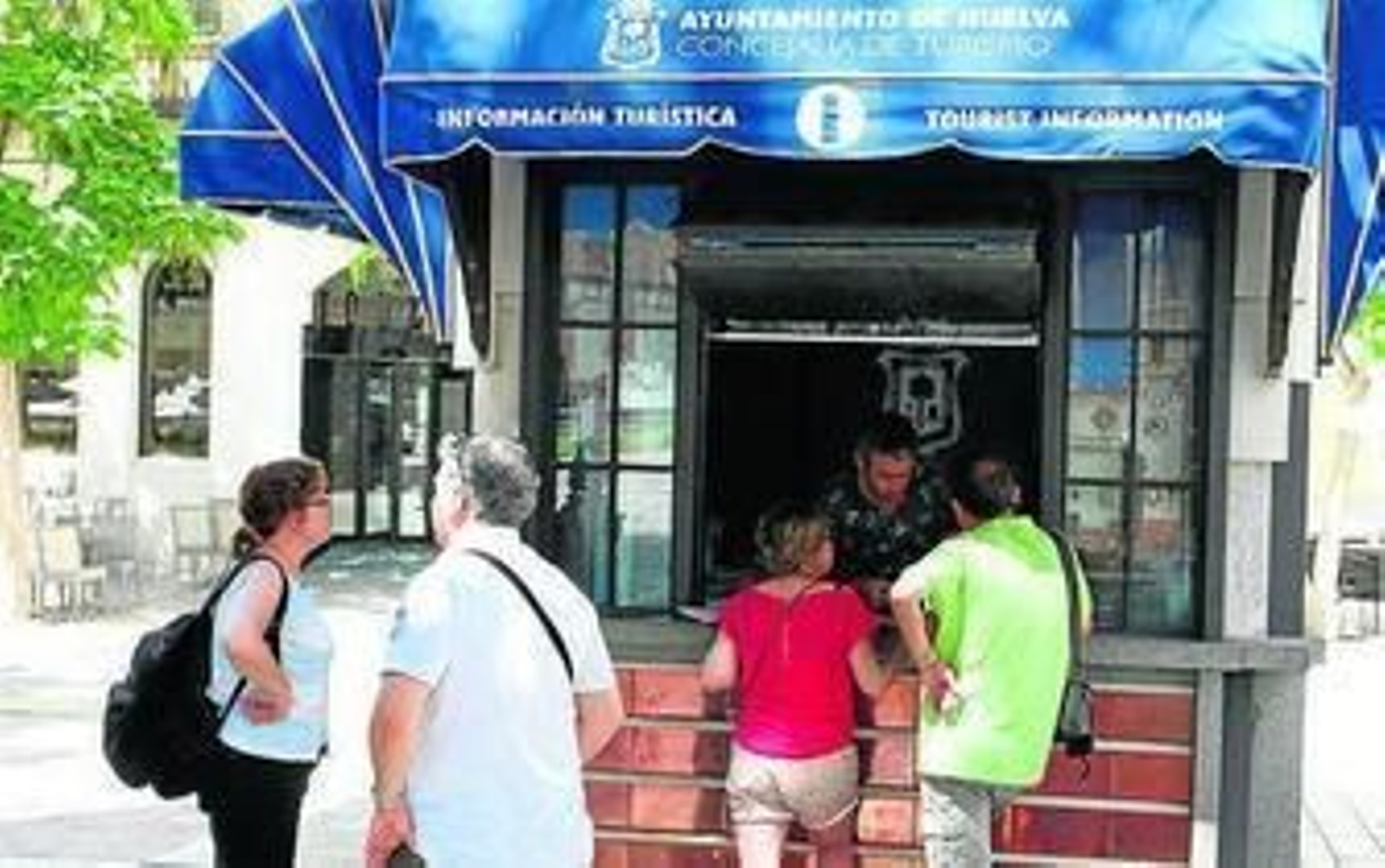 Varias personas solicitan información turística de la ciudad.