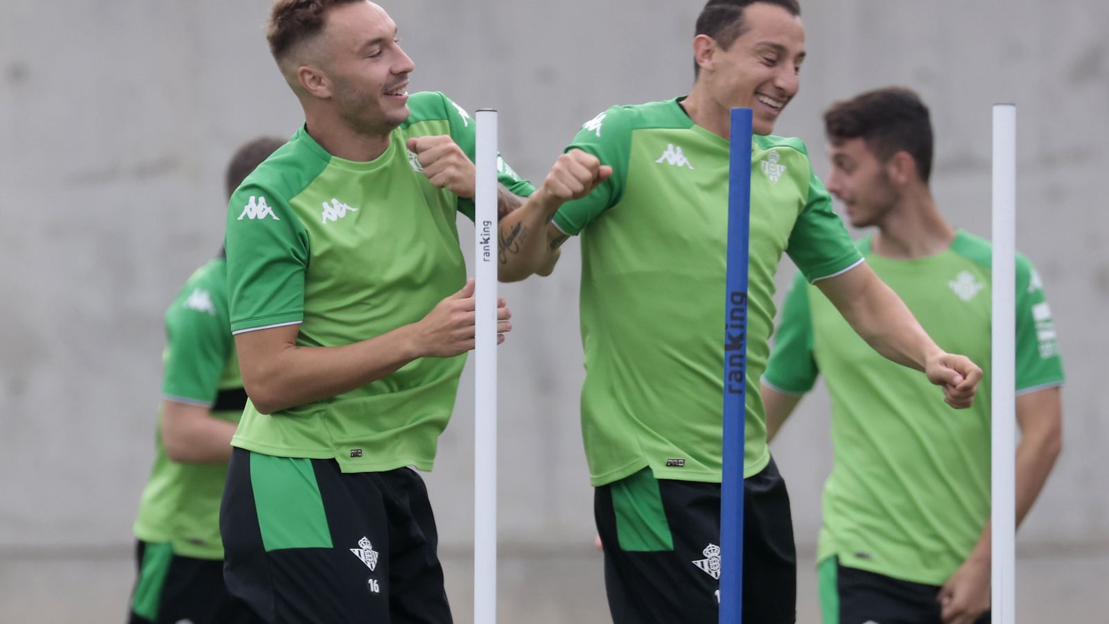 Guardado salta junto a Loren en un entrenamiento.