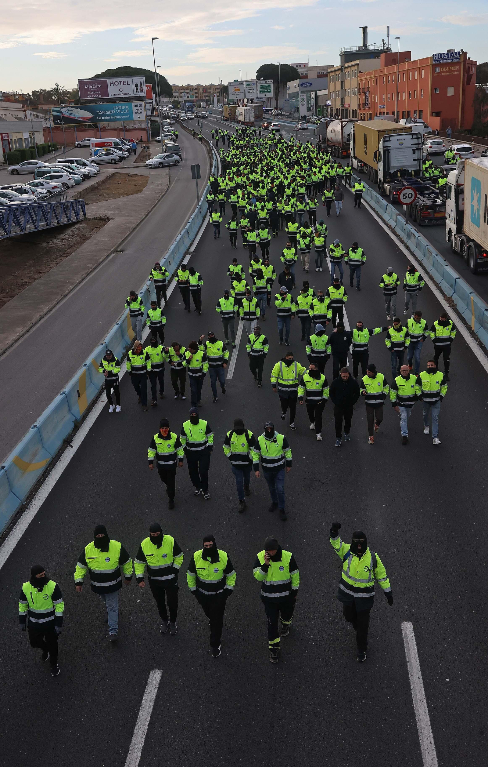 El nuevo corte de la A7 por los huelguistas de Acerinox, en imágenes