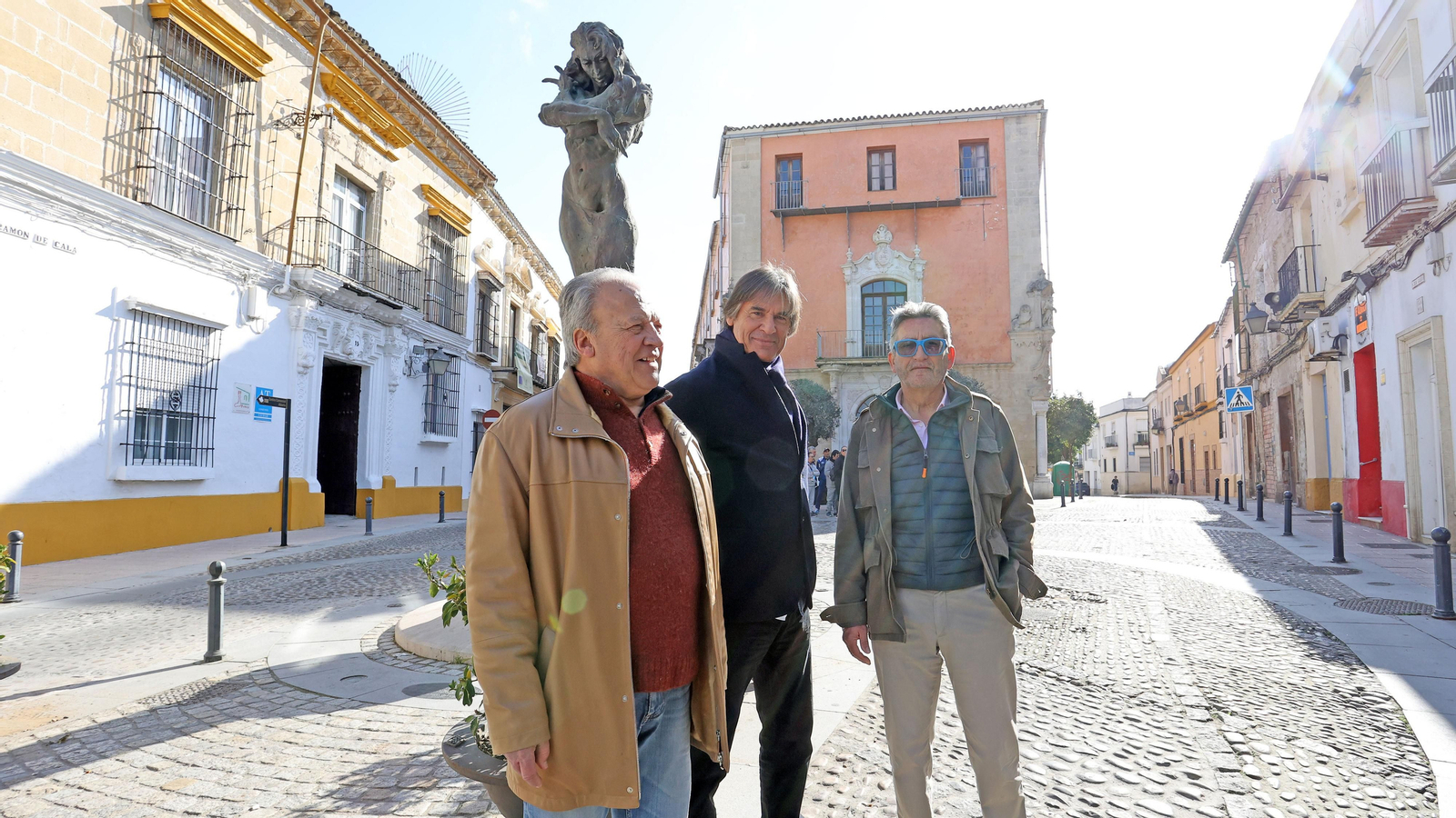 Visita de Víctor Ochoa con Pedro Pacheco a sus esculturas de Lola Flores y el Minotauro en Jerez