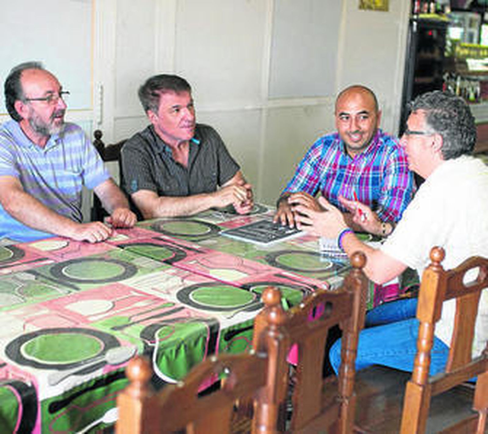Miembros de la agrupación de Adrían Sánchez, ayer en la Venta Florín sin la presencia de los socialistas.