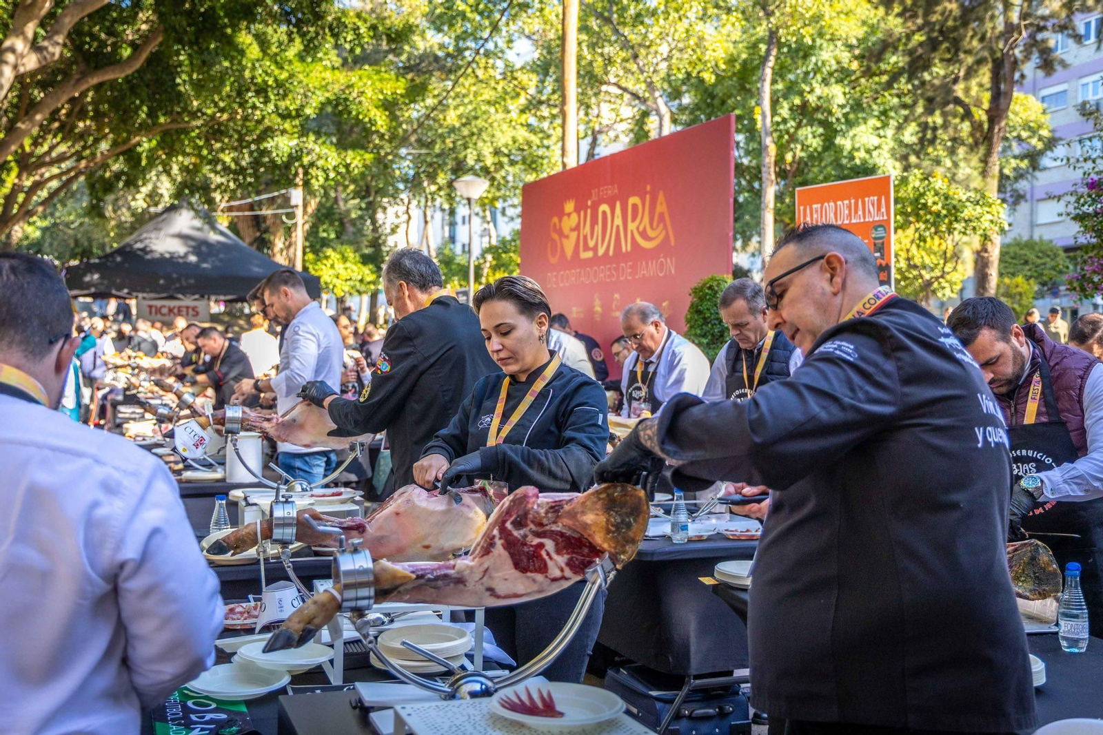 Las imágenes de la Feria Solidaria de Cortadores de Jamón en San Fernando