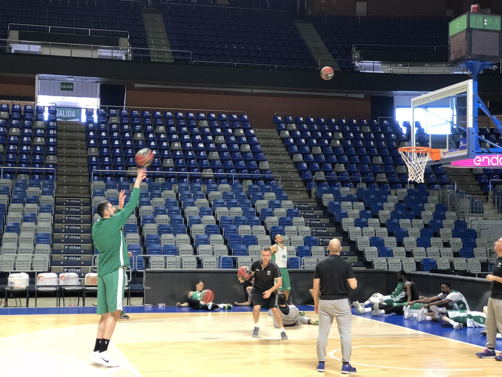 Shermadini lanza a canasta.