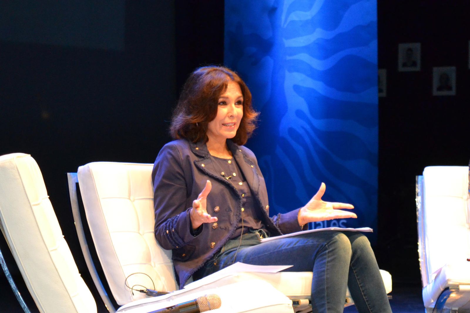 Isabel Gemio, periodista y presidenta de la Fundación Isabel Gemio, durante la charla en el Teatro Cervantes.
