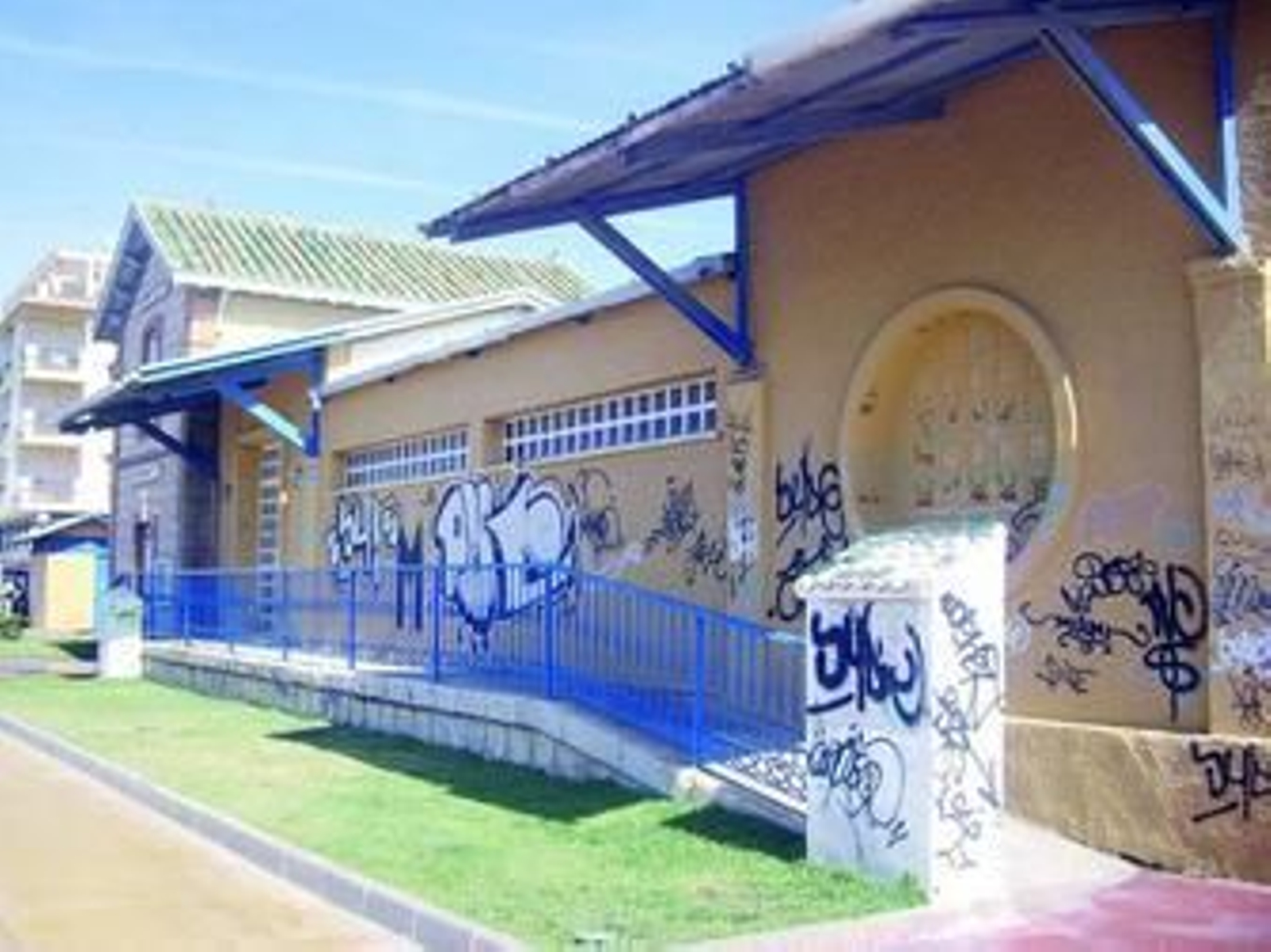 Grafitis en la fachada de la antigua biblioteca