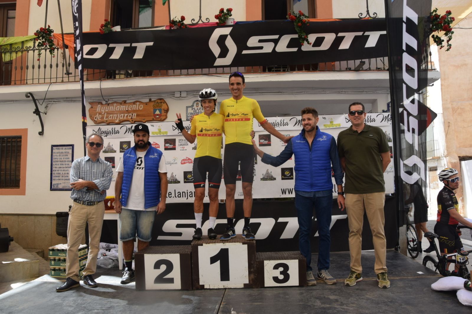 Fernando Romera y Olga Manrique, en lo más alto del podio junto a las autoridades