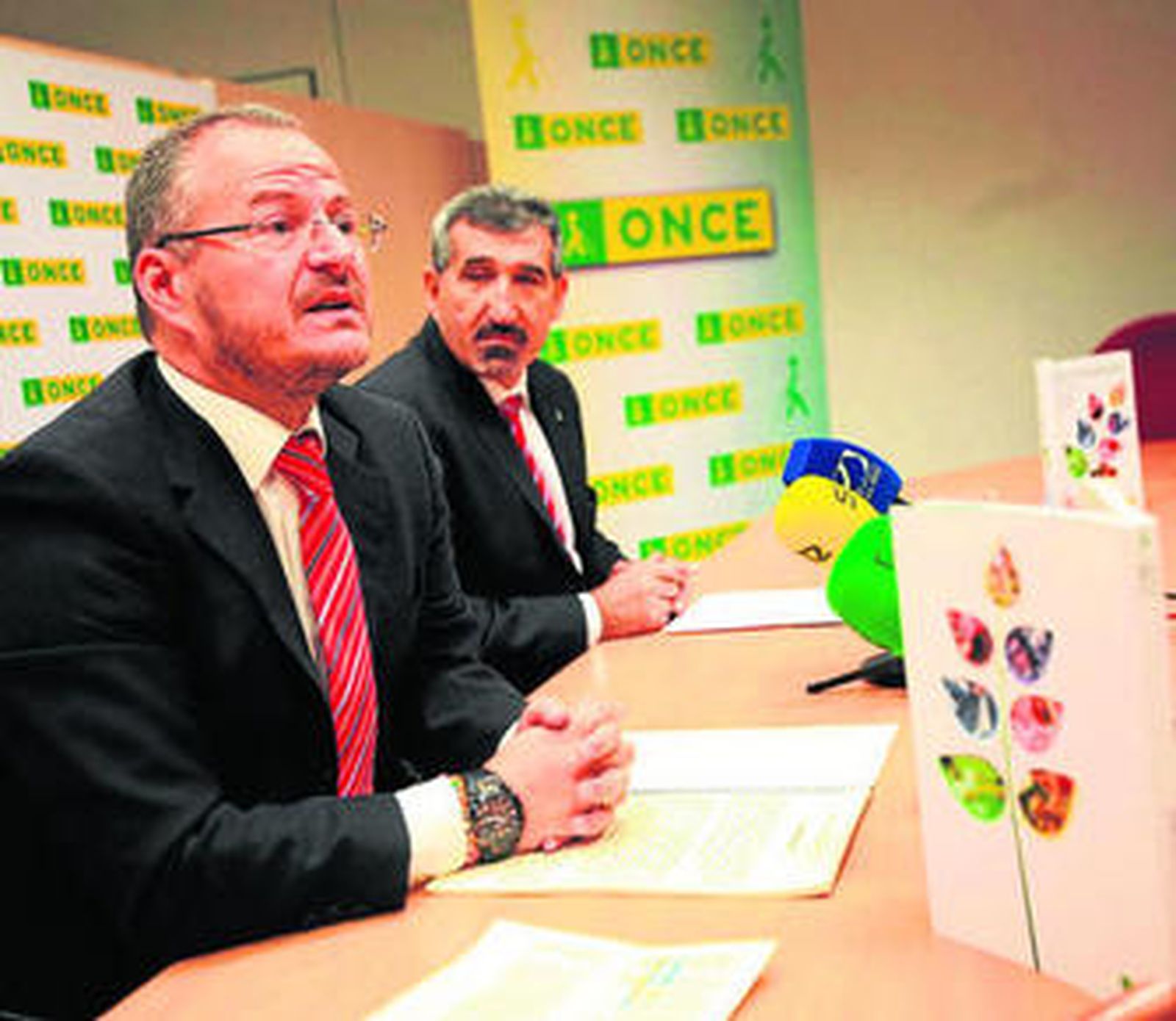 El delegado andaluz, Patricio Conde, y el director de la ONCE en Jerez, Jaime Hernández, ayer en la rueda de prensa.