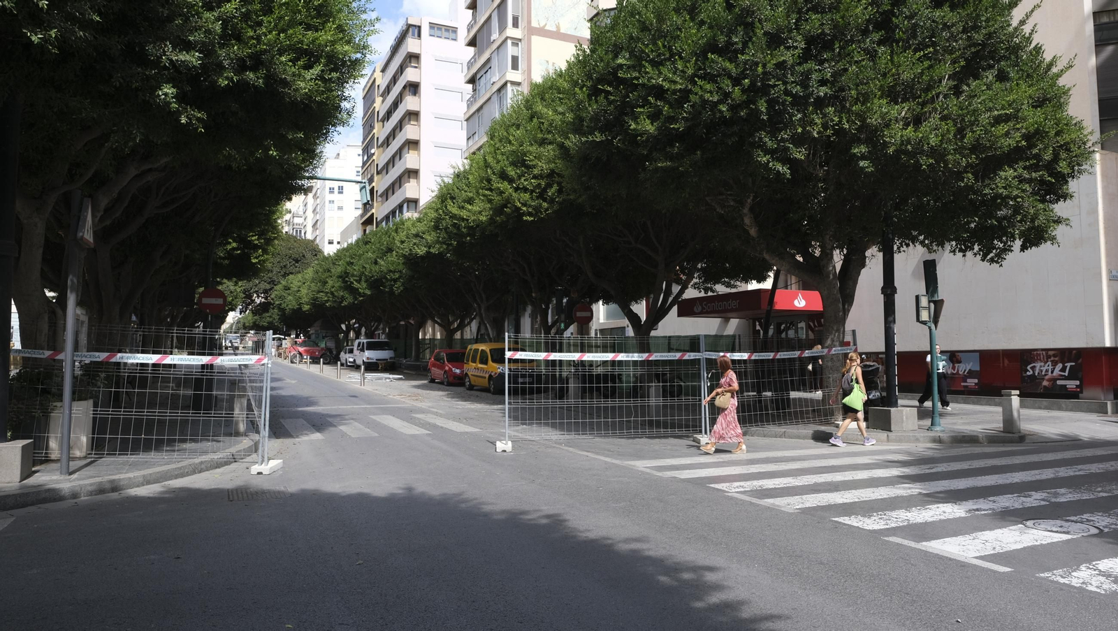Las obras de peatonalización del Paseo de Almería llegan a la Calle Rueda López, en imágenes