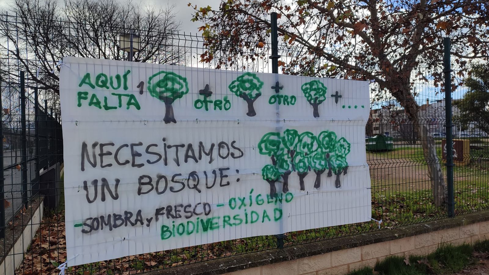 Pancarta junto al puente de Miraflores que exige la creación de un bosque verde.