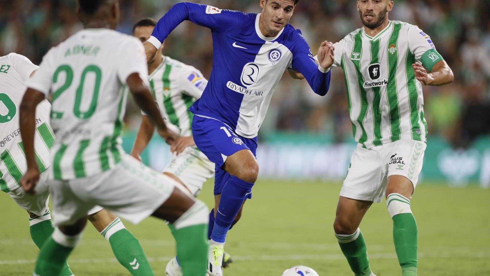 Pezzella trata de impedir un avance de Morata.