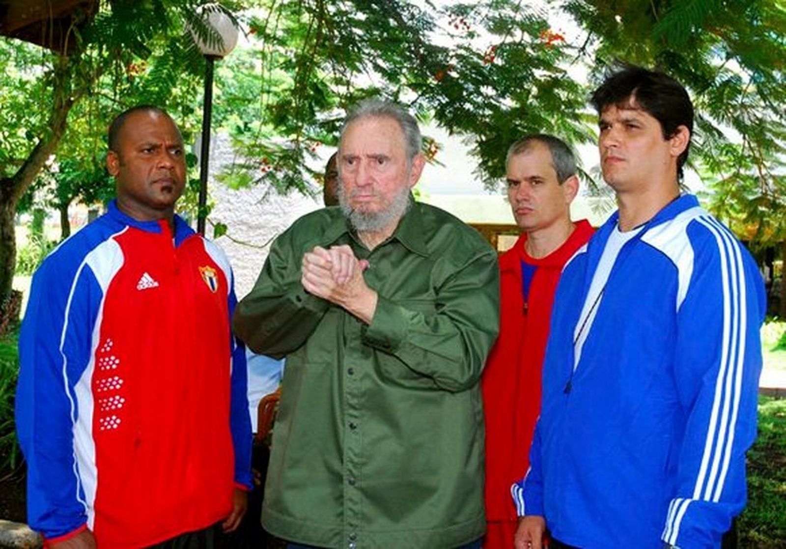 Fidel Castro vuelve a vestir la camisa verde olivo en una nueva aparición pública