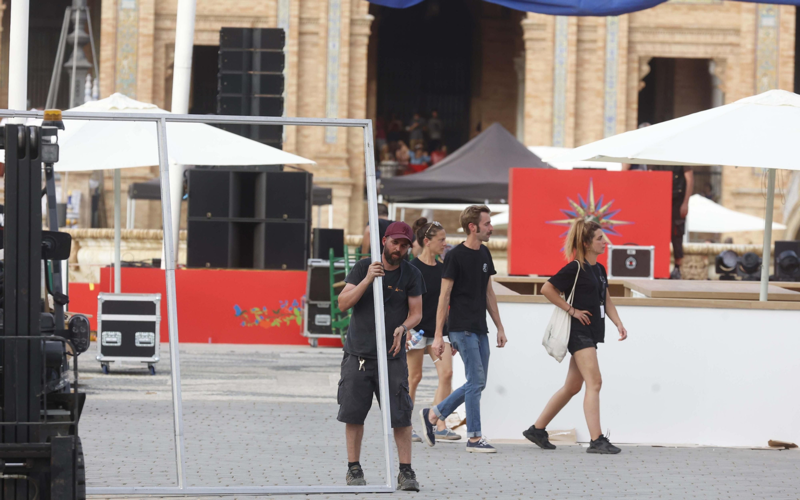 Los preparativos para el desfile de Dior en la Plaza de España